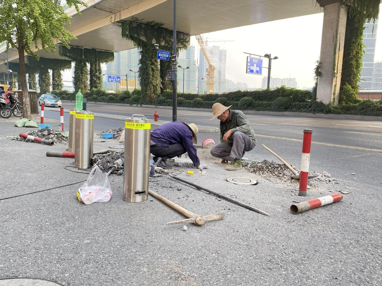 Ǯ���̳Ǹ�������·�����ſڷ�ײ��