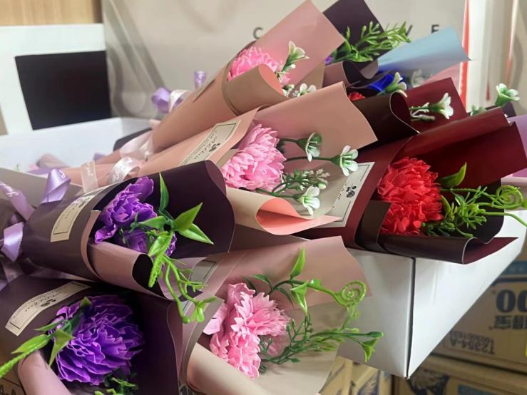 �������ǲ������Ĵ����ſ�չ������һ��С����Ů����˶�