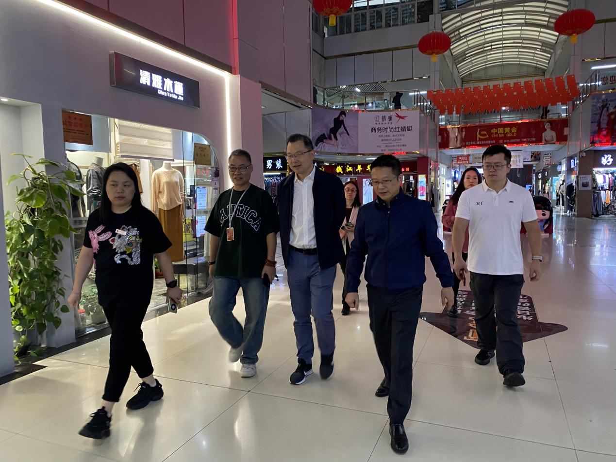 �á��ް������а����� ���Ĺ�������쵼�߷�Ǯ���̳�