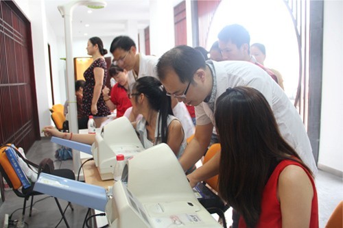 20130626-27�������ǲ������Ĵ�԰��֧�����Ϲ�����Ժ��չ������һ��������Զ�롱�����˶� (2).jpg